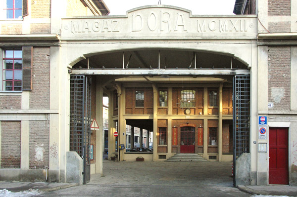 Docks Dora, l'ingresso in via Valprato 68